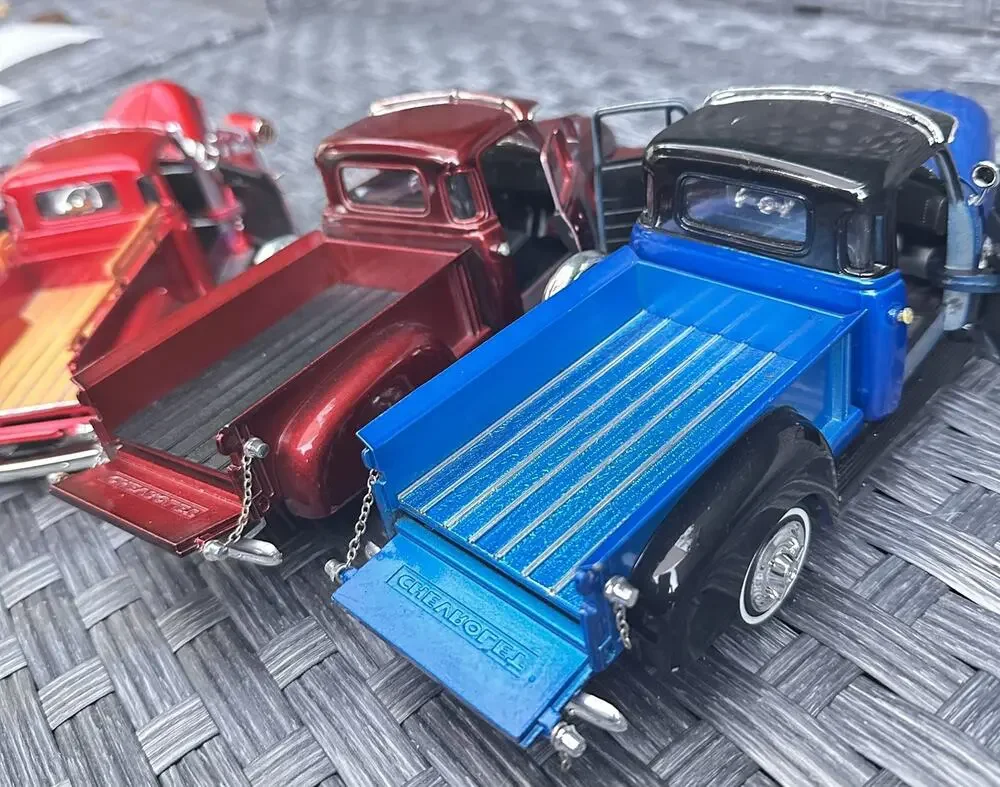 A50 Lot of 3 Diecast 1947-53 Chevrolet Pickup Trucks 1:24 Scale Classic Vintage